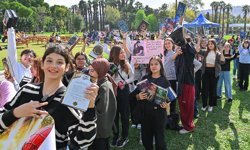 Ünlü yazarlar İzmirlilerle buluşacak: İZKİTAP kapılarını açıyor!