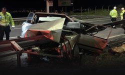 Otomobil bariyerlere ok gibi saplanmıştı... 22 yaşındaki sürücü hayata tutunamadı!