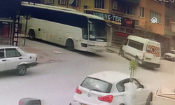 Yolun karşısına geçecekti, minibüs çarptı: O anlar kamerada!