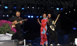 Bayındır Çiçek Festivali'nde şarkıcı Melek Mosso sahne aldı