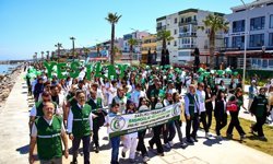 İzmir'de sağlıklı yaşam için yürüyüş düzenlendi