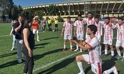 Amatör futbolcudan, sahada kız arkadaşına sürpriz evlenme teklifi!
