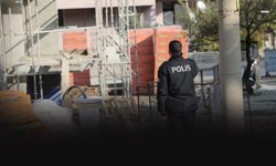 Duvar örerken yüksekten düşen işçi kurtarılamadı!