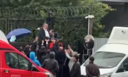 Genel merkezde otopark kapısına tırmanan başkanın bacağı kırıldı