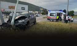 Kontrolden çıkan pikap aydınlatma direğine ok gibi saplandı