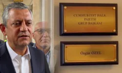 Özel'in Meclis'teki tabelası da değiştirildi