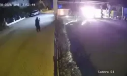 Park halindeki otomobili benzin döküp yaktılar: O anlar kamerada!