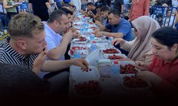 5 dakikada 1 kilo 486 gram kiraz yedi: Yarım altını kaptı!