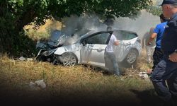 İzmir'de feci kaza... Kontrolden çıkan araç ağaca çarptı!