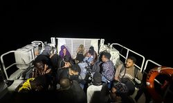 Bodrum'da arızalanan lastik bottaki 19 düzensiz göçmen kurtarıldı