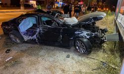 Refüje çarpan otomobil takla attı: 3 kişi hastanelik!