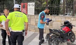 Aydınlatma direğine çarpan motosikletteki 2 lise öğrencisi yaralandı