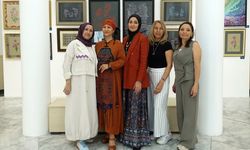 İzmir'de farklı tekniklerin kullanıldığı ebru sergisi açıldı