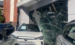 İzmir'de tırın çarptığı otomobil galeriye savruldu!