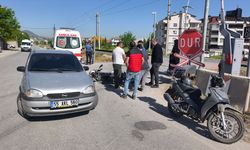 Otomobille çarpışan motosiklet devrildi: Sürücü hastanelik!