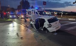 Önce kaldırıma ardından reklam panosuna çarptı: 4 kişi yaralandı!