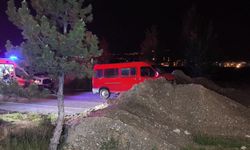 Toprak yığınına çarpan minibüsteki 3 kişi yaralandı