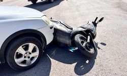 Otomobille çarpışan motosikletteki 2 kişi yaralandı