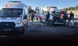 Ambulans, 2 TIR'a çarptı: Ölü ve yaralılar var