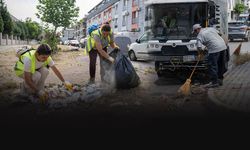 Bornova'da temizlik ekipleri sahaya indi... Sokaklar köşe bucak temizlendi!