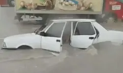Denizli'yi sağanak vurdu: Yollar kapandı, araçlar mahsur kaldı