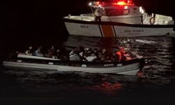 İzmir'de lastik botla kaçmaya çalışan 18 düzensiz göçmen yakalandı!