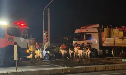 İzmir'de kırmızı ışıkta bekleyen araçlara tır çarptı: 1 ölü 5 yaralı