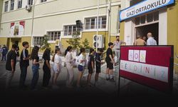 Veliler kapıda, öğrenciler sırada... İzmir’de LGS heyecanı başladı!
