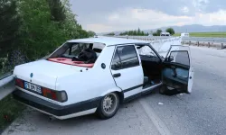 Kontrolden çıkan otomobil refüje çarptı: 4 kişi hastanelik!