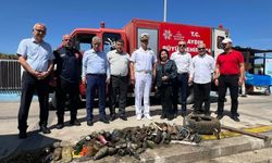 Kuşadası'nda denizden 1,5 ton çöp çıkarıldı