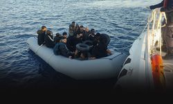 İzmir'de lastik botta can pazarı... 35 göçmen kurtarıldı