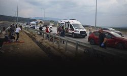 Lastiği patlayan otomobil yolcu otobüsüne çarptı: Çok sayıda yaralı var!