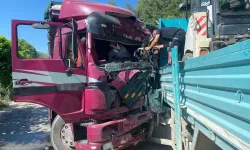 Manisa'da iki kamyonun çarpıştığı kazada 1 ölü, 1 yaralı!