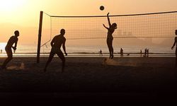 Menderes sahillerinde plaj voleybolu zamanı!