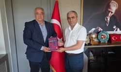 Mesut Öztürk’ten Kaymakam Güney’e Helvacı Kilimi kitabı takdimi