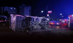Servis otobüsü ile otomobil çarpıştı: 4 kişi yaralandı!