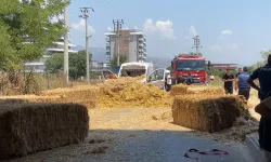 TIR'daki saman balyaları, minibüsün üzerine düştü: 1 kişi hastanelik!