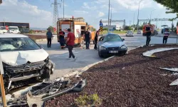 Kütahya'da çarpışan otomobillerin sürücüleri yaralandı