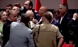 Kılıçdaroğlu rozet takarken görevlileri fırçaladı