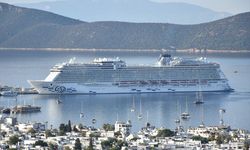 Bodrum'a iki kruvaziyerle 2 bin 988 turist geldi
