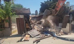 Bodrum'da sahile ulaşımı engelleyen kaçak yapılar yıkıldı