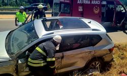 Gediz'de şarampoldeki toprak yığınına çarpan otomobildeki 2 kişi yaralandı