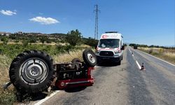 Kamyonun çarptığı traktör devrildi: Sürücü yaralandı!