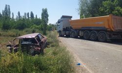 Uşak'ta feci kaza: Tırla çarpışan otomobilin sürücüsü öldü!