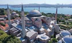 Ayasofya'da yüksek sesle İncil okuyan 2 turiste gözaltı
