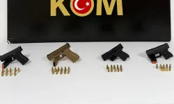 Çantalarında ruhsatsız silah ele geçirilen 4 zanlı tutuklandı