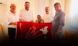 CHP İzmir İl Başkanı Gümrükçü’den 106 yaşındaki parti üyesi Nuriye Koç’a doğum günü ziyareti