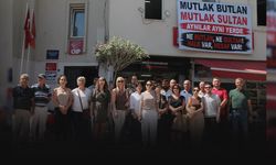 CHP Efes Selçuk'ta görev tesliminde dikkat çeken pankart: "Mutlak Sultan"