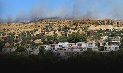 Foça'da yangın paniği: Yerleşim yerlerine ulaşmadan söndürüldü