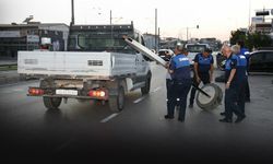Çiğli Belediyesi'nden kamusal alan operasyonu: İşgal eden tabelalar kaldırıldı
